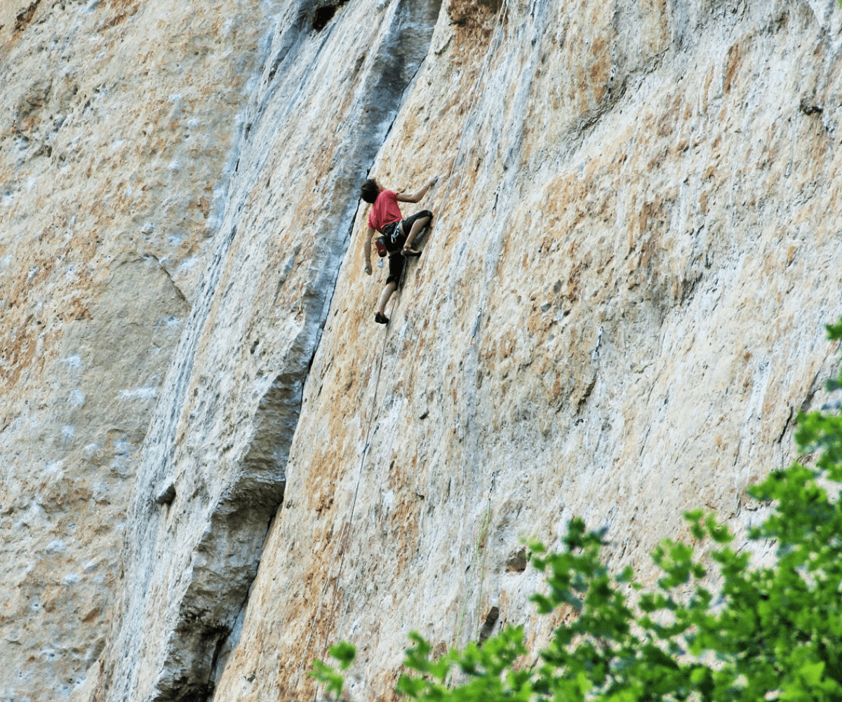 Cet homme survit à une chute de 40 mètres dans les Pyrénées grâce à un appel de son patron : Une incroyable histoire de survie !