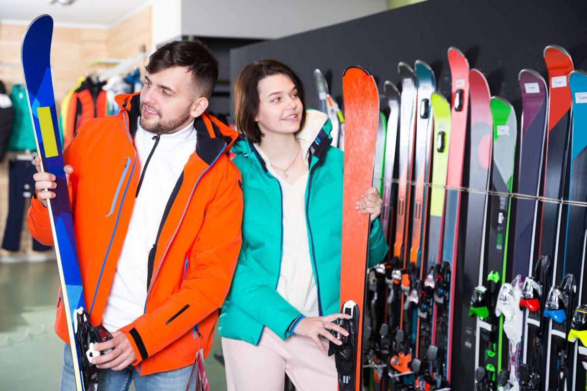 Deux personnes font le choix de leurs skis.