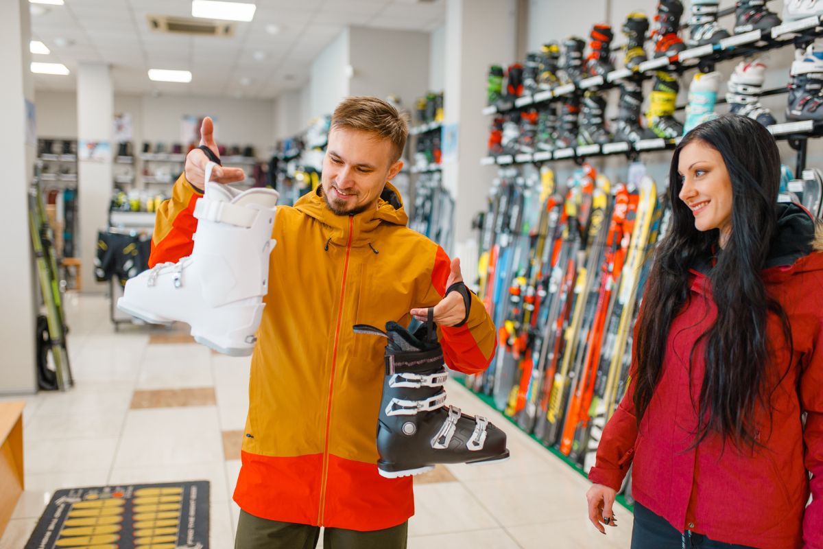 Un homme dans l'embarras de choix de chaussures de ski.