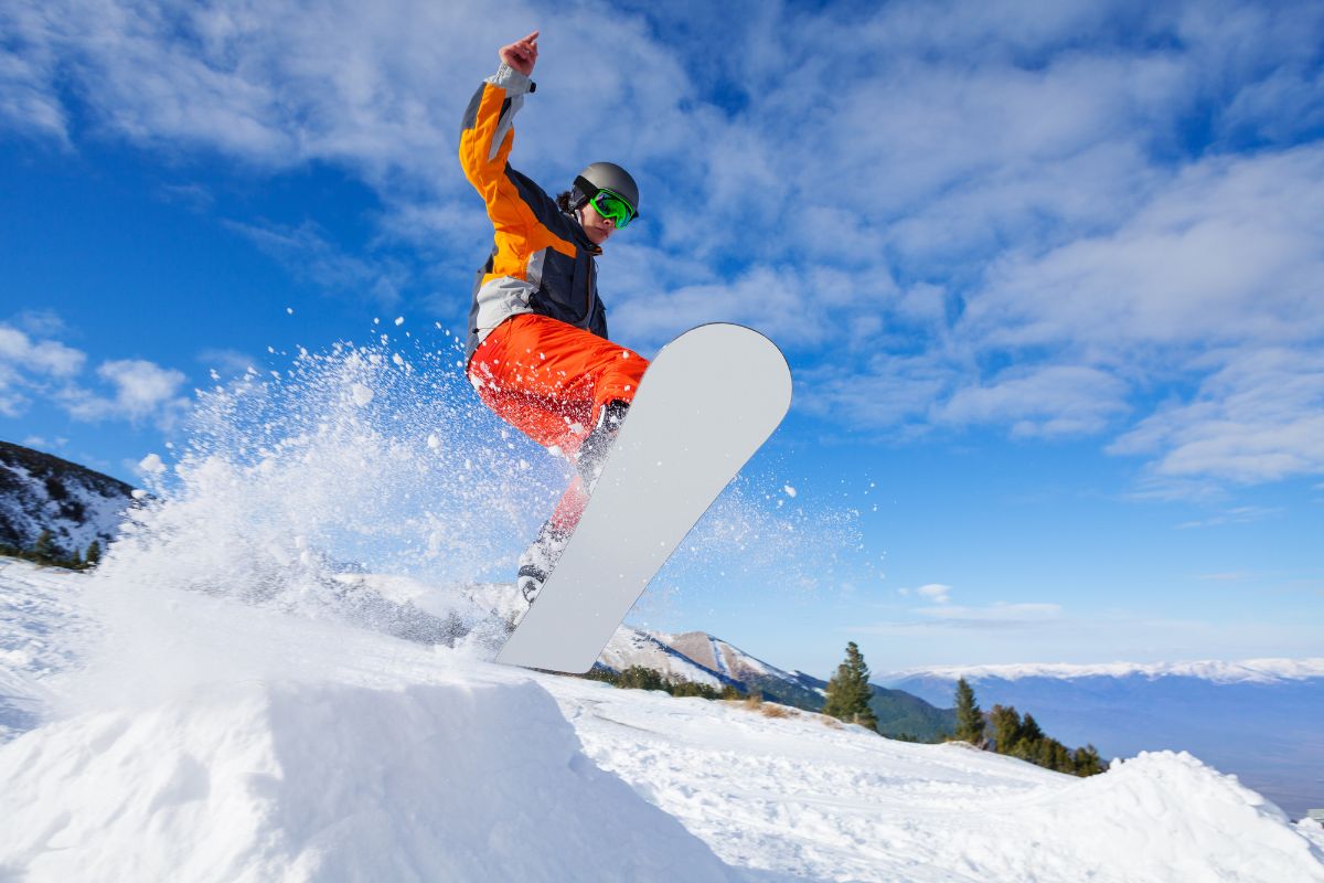 Un homme en pleine pratique du snowboard