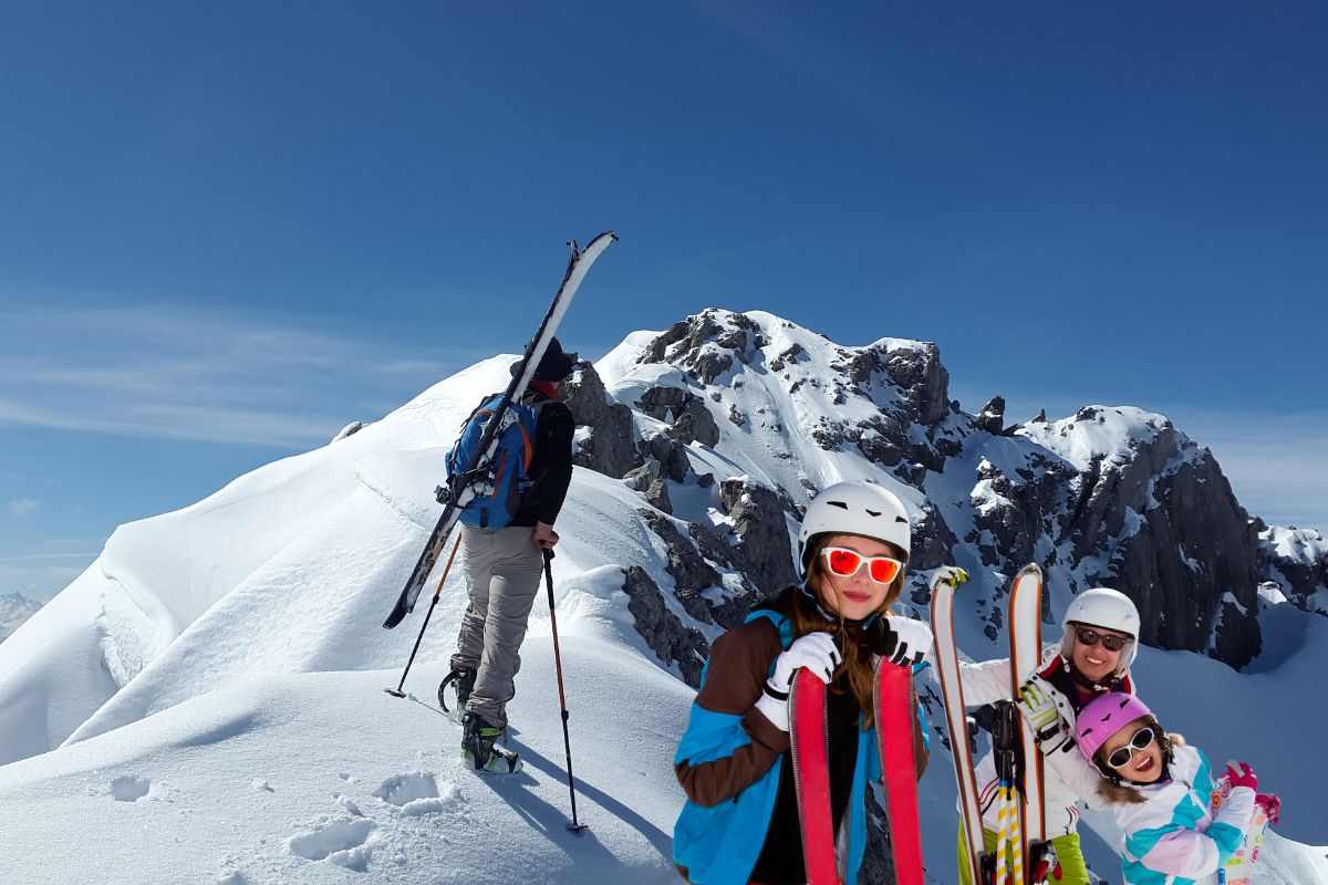Des sportifs dotés des 10 équipements indispensables pour faire du ski en montagne.