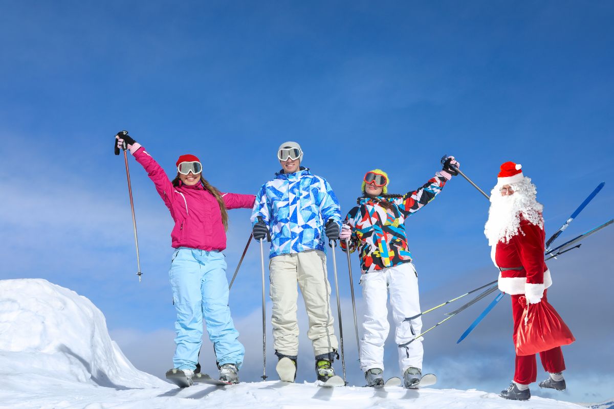 Une famille profitant au maximum du ski en décembre avec le Père Noël.