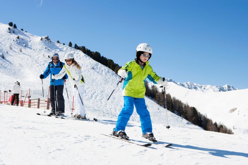 Des personnes profitant d'un séjour au Ski en semaine. 