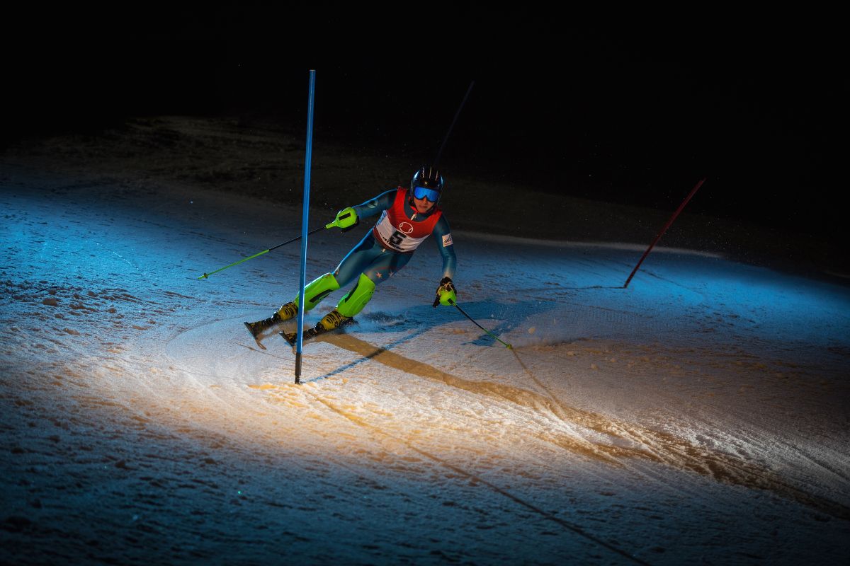 Un sportif pratiquant du ski nocturne.