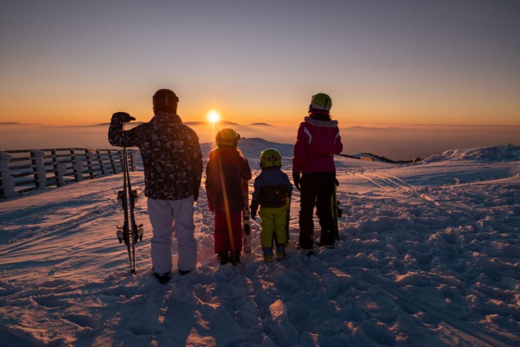 Une famille faisant du ski nocturne. 