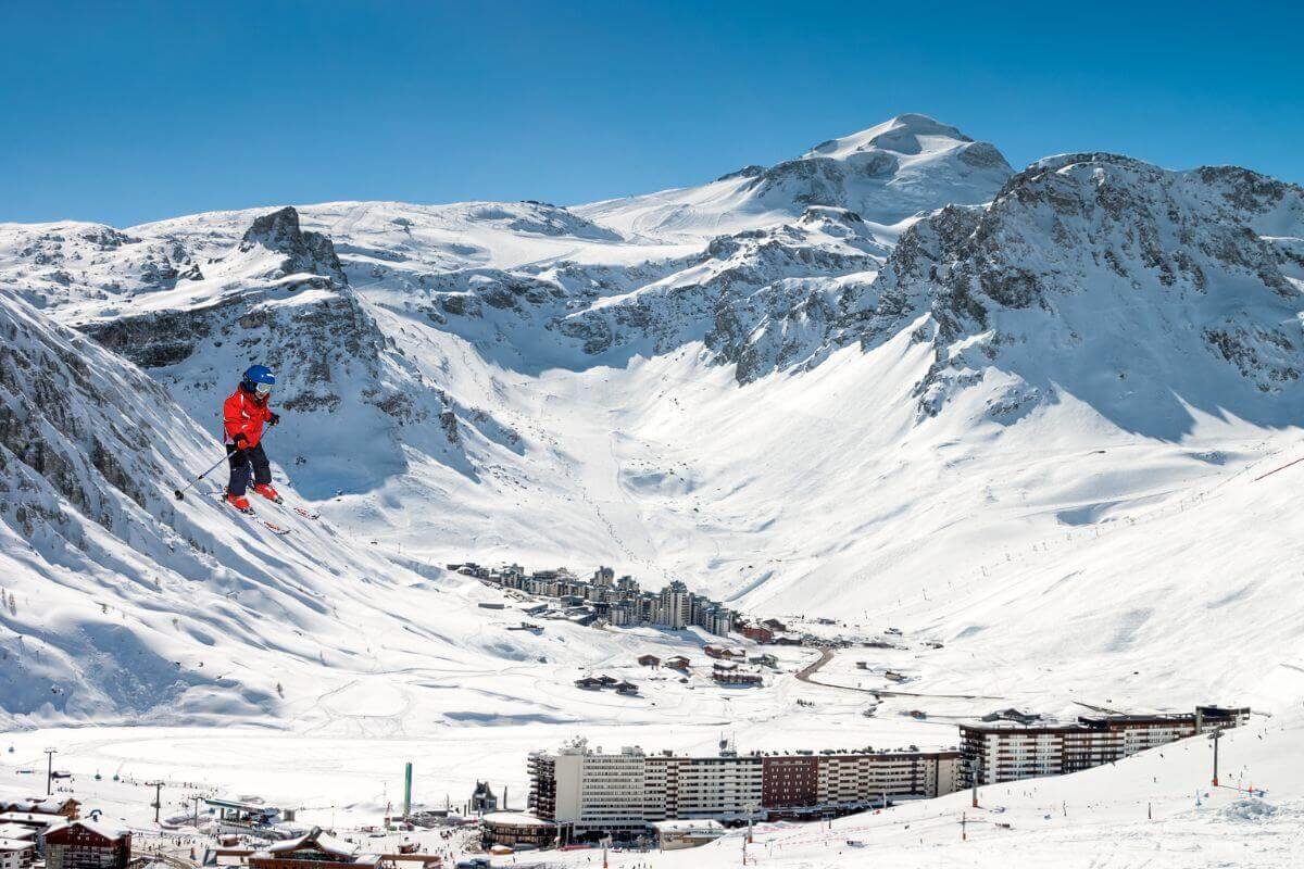 Un homme explore les merveilleux atouts du spot de ski de Tignes