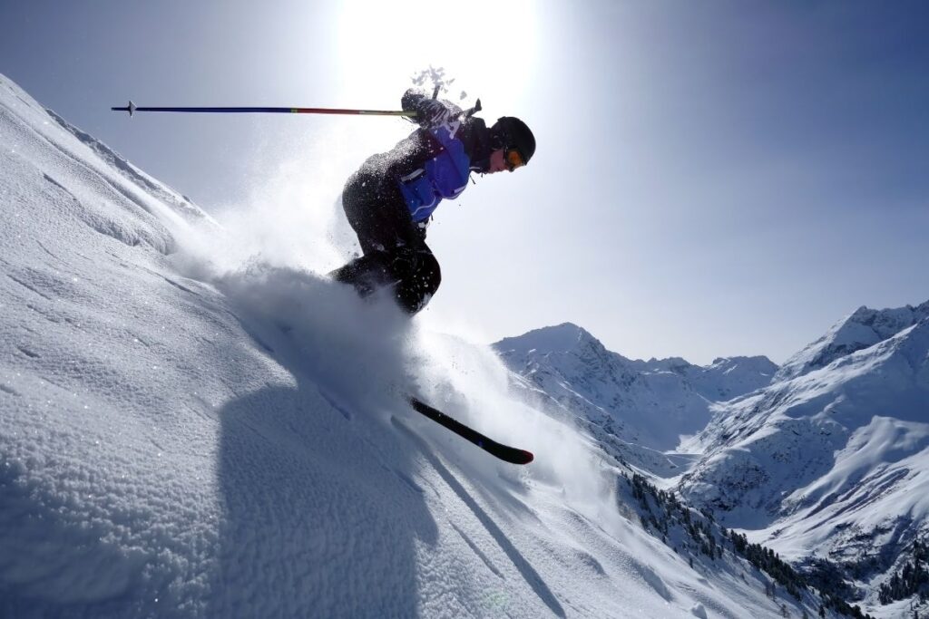 Un athlète en action sur un site du championnat de ski alpinisme.