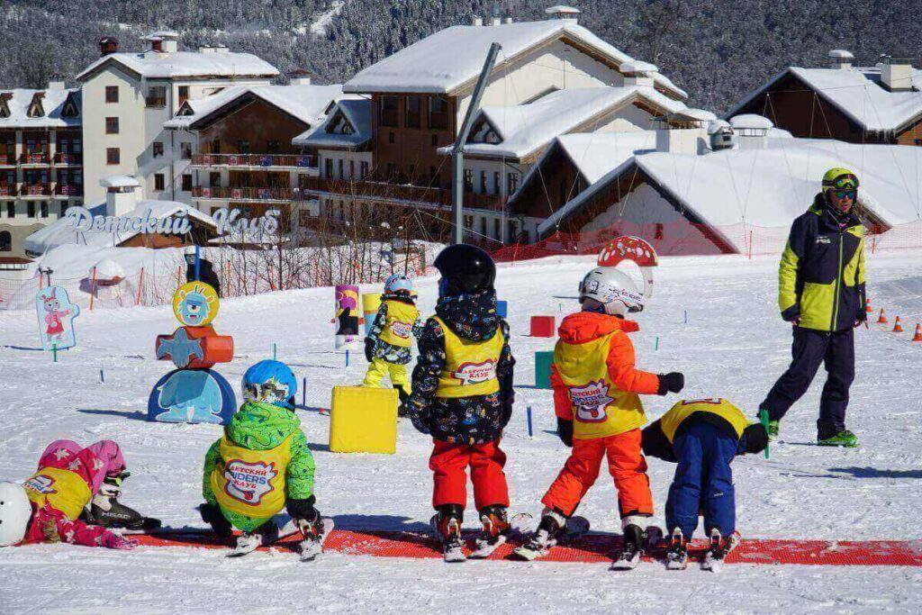 Des enfants portant des équipements appropriés pour faire du ski. 