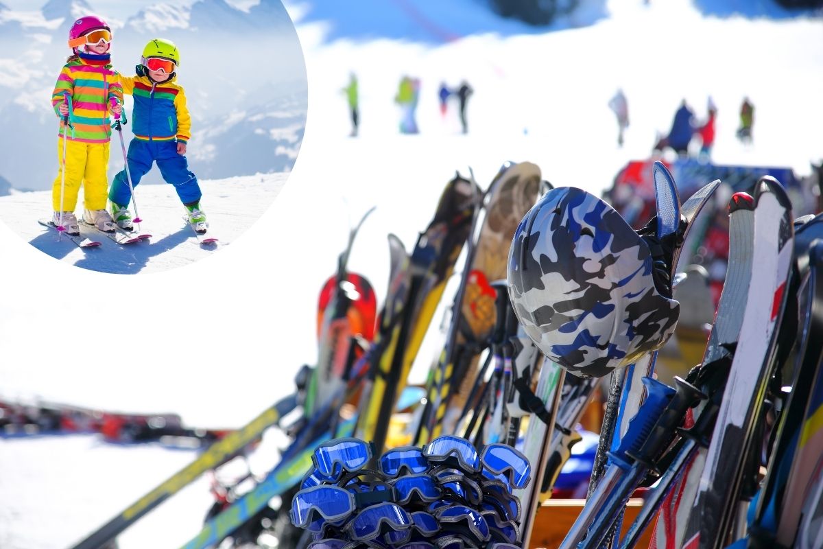 Un ensemble d'équipement de ski pour enfant.