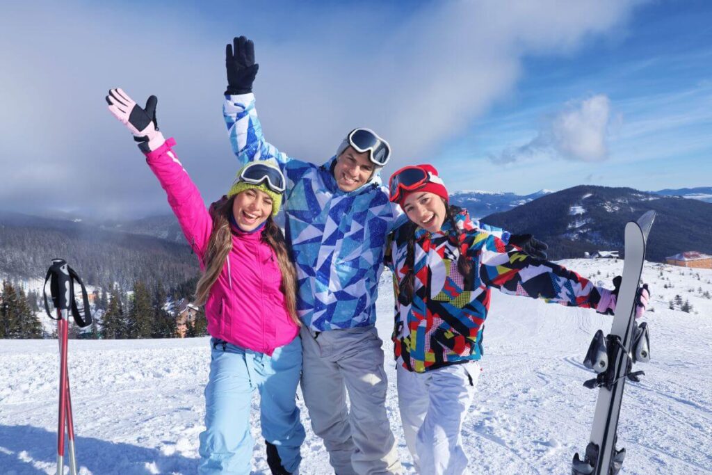 Une famille prête pour affronter la neige à une station de ski en alerte neige. 
