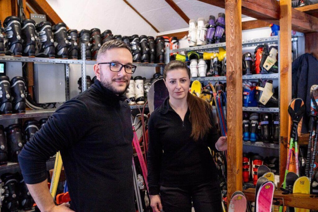 Des sportifs profitant de la location gratuite de matériel de ski.