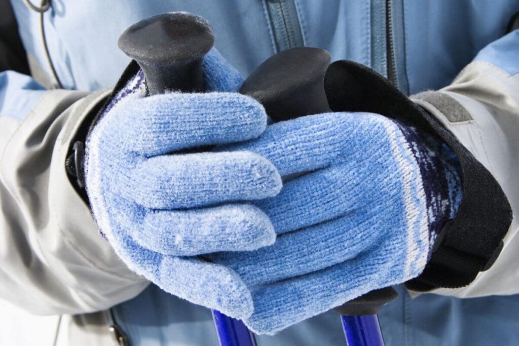 Un sportif ayant choisi des gants de ski à respirabilité favorable à l'hiver.