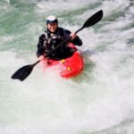 Un sportif amoureux des sensations fortes pratique le Kayak en eaux vives tout seul.