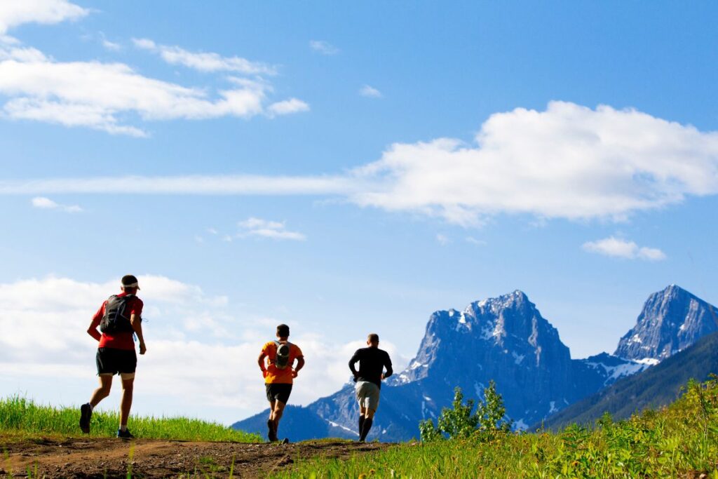 Des sportifs bien équipés effectuent le trail running en équipe. 