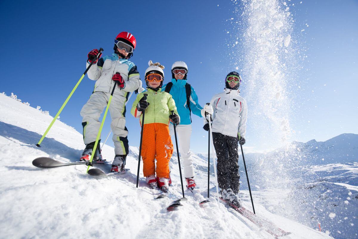 Un groupe de participants aux championnats de ski alpinisme.